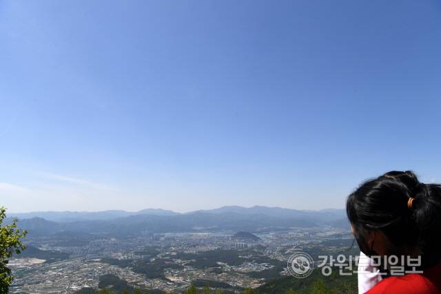 ▲ 맑은 날씨를 보인 날 시민들이 대룡산 정상에서 춘천 시내 모습을 바라보고 있다. 김정호