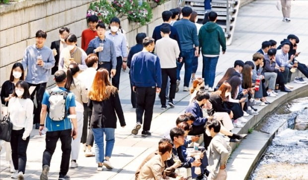 서울 청계천에서 직장인들이 산책을 즐기고 있다. 사진=한경DB