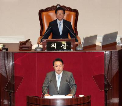 ‘하늘색’ 넥타이 매고 연설 윤석열 대통령이 16일 국회 본회의장에서 박병석 국회의장이 지켜보는 가운데 취임 후 첫 시정연설을 하고 있다. 대통령실사진기자단
