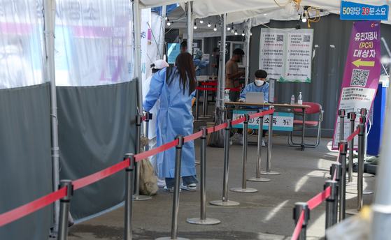A Covid-19 testing center outside Seoul Station, central Seoul, is quiet on Monday as the number of new infections drops. [YONHAP]