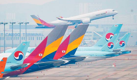 Korean Air Lines and Asiana Airlines' planes are stationed at Incheon International Airport. [YONHAP]