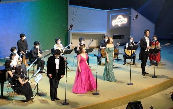 테너 윤정수, 소프라노 윤현정 양귀비, 바리톤 임창한(앞줄 왼쪽부터)이 지난해 6월 18일 경기도 성남 만나교회에서 열린 ‘믿어줄게 밀어줄게 콘서트’에서 공연을 하고 있다. 만나교회 제공