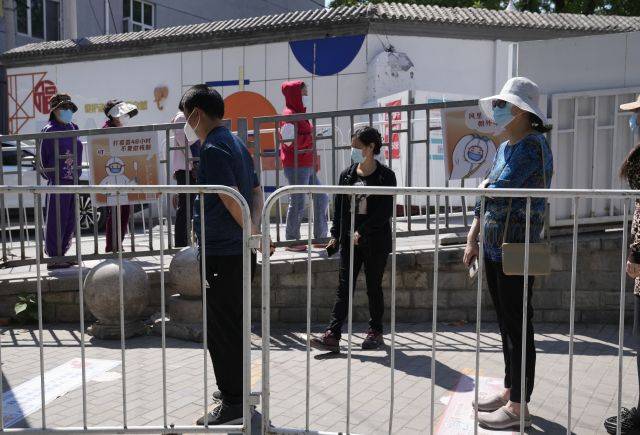 중국 수도 베이징에서 16일 코로나19 검사를 받으려는 사람들이 줄을 지어 서 있는 모습. AP연합뉴스