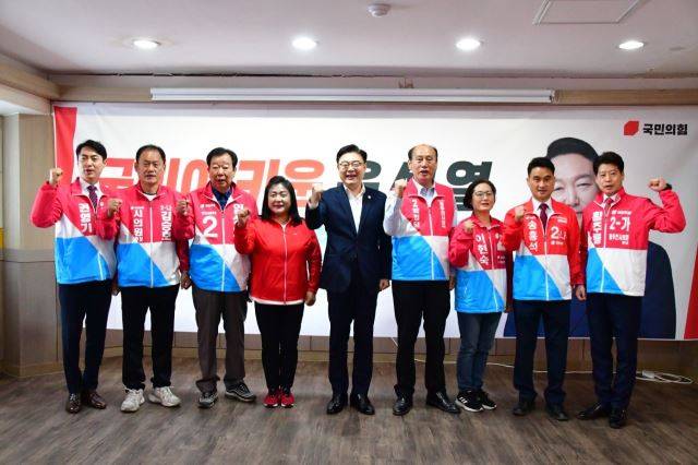 박형덕 국민의힘 경기 동두천시장 후보(오른쪽 네 번째)는 지난 15일 선거사무소 개소식을 열고 시민들의 지지를 호소했다. 박형덕 후보 캠프 제공