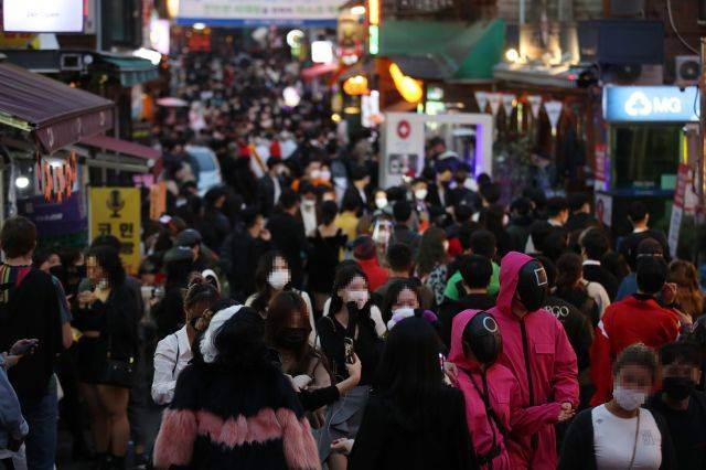 서울 용산구 이태원 거리가 나들이를 즐기러 나온 시민들로 가득 차있다. 연합뉴스