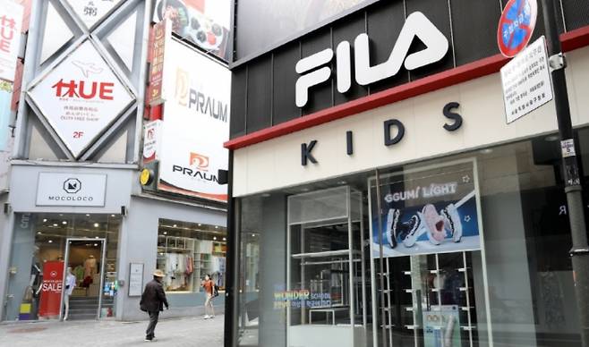 휠라가 지난 1분기 매출 1조736억원, 영업이익 1688억원을 기록했다. 사진은 서울 중구 휠라키즈 명동멀티점. /사진=뉴스1