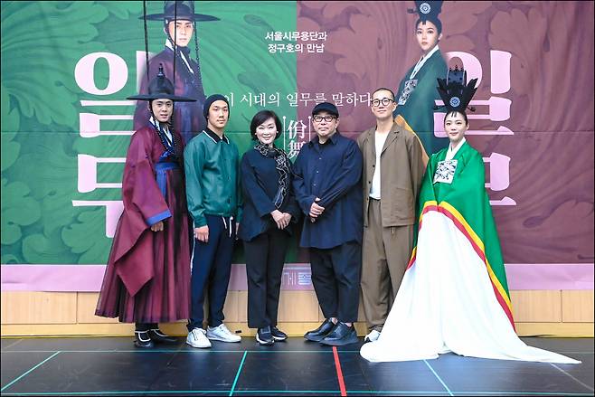 서울시무용단이 선보이는 ‘일무’의 안무를 맡은 김재덕, 정혜진 서울시무용단 단장, 연출을 맡은 정구호 크리에이티브 디렉터, 김성환 안무가(왼쪽 두 번째부터). [세종문화회관 제공]