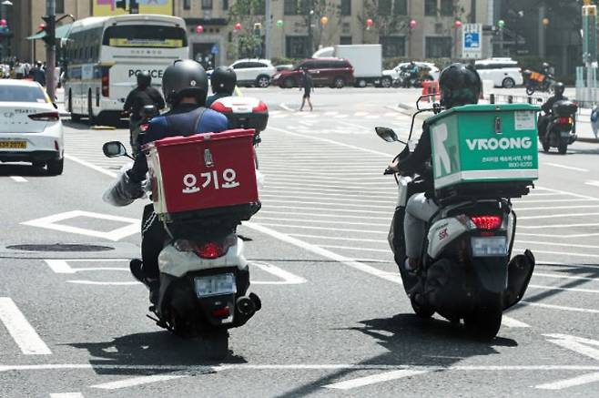 서울 시내 배달라이더들의 도로주행 모습[연합]