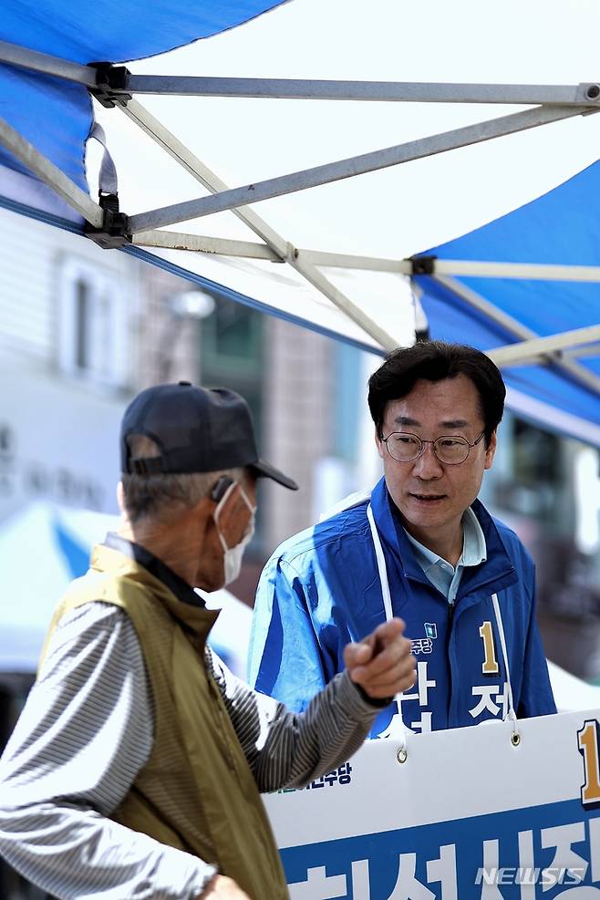 [화성=뉴시스] 더불어민주당 정명근 화성시장 후보가 남양시장에서 시민과 이야기를 나누고 있다. (사진=정명근 후보 선거사무실 제공)