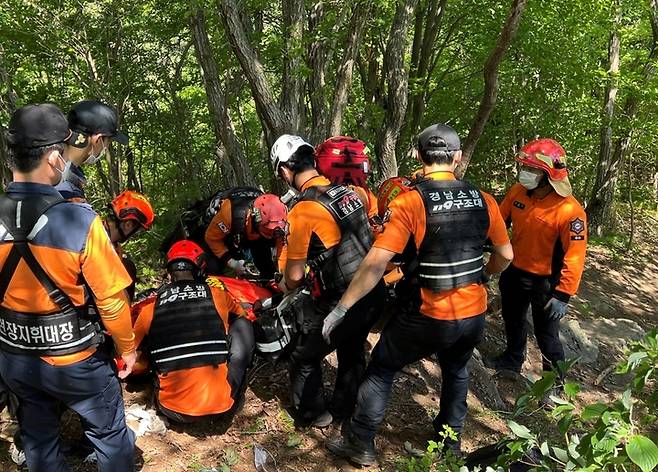 [거제=뉴시스] 신정철 기자= 16일 오전 9시께 경남 거제시 거제면 동상리 산 14번지 선자산에 화물을 운반하던 에어팰리스(화물운송회사) 소속 HL9490 헬기가 산 정상 인근에서 추락했다. 이날 오전 11시 9분께 사고지역을 수색중이던 소방구조대원들이 핼기에 탑승했다 중상을 입은  부기장과 정비사를 구조하고 있다.(사진=경남소방본부 제공).2022.05.16. photo@newsis.com *재판매 및 DB 금지