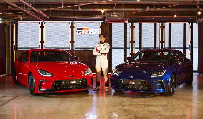 토요타 GR86과 포즈를 취한 앰배서더 프로레이서 이정우 선수.
