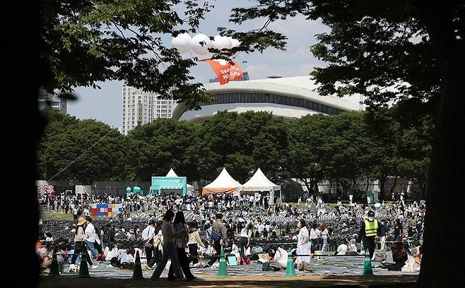 맑은 날씨를 보인 15일 서울 송파구 올림픽공원 88잔디마당에서 ‘뷰티풀 민트 라이프 2022’ 축제가 열리고 있다. 뉴시스