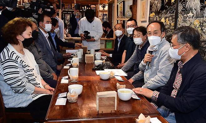 추경호 경제부총리 겸 기획재정부 장관이 16일 서울 종로구 세종마을 음식문화거리 한 음식점에서 소상공인들과 간담회를 갖고 있다. 공동취재