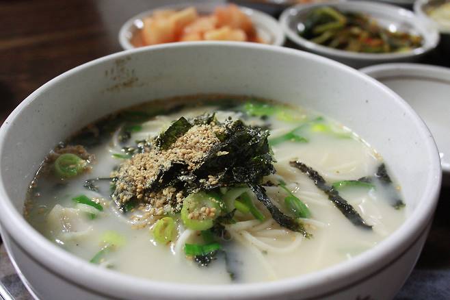 제주향토음식 중 하나인 고기국수. -제주도 제공