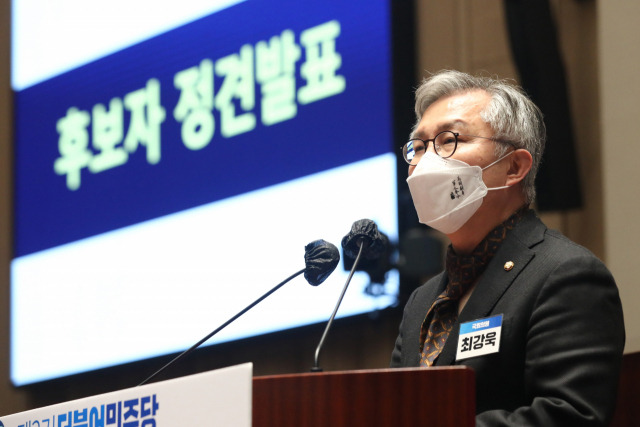 최강욱 더불어민주당 신임 원내대표 후보가 지난달 24일 서울 여의도 국회에서 열린 제3기 원내대표 선출을 위한 의원총회에서 후보자 정견 발표를 하고 있다. /연합뉴스
