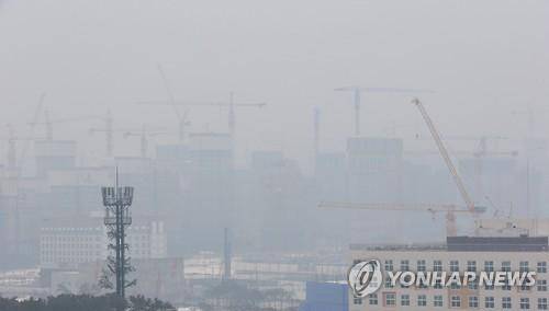 지난 2016년 5월 정부세종청사 인근 아파트 건설현장이 미세먼지로 뿌옇게 보이고 있다. ⓒ연합뉴스