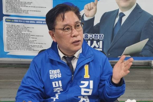 김정식 더불어민주당 미추홀구청장 후보가 골목 행정에 대해 설명하고 있다. ⓒ 이정용 기자