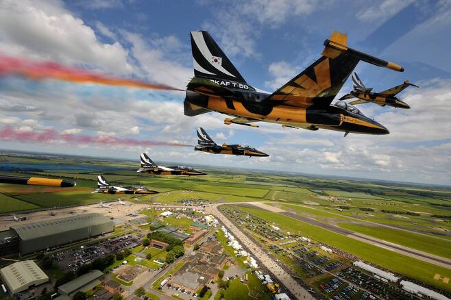 블랙이글스 지난 2012년 6월 30일(현지시간), 영국 '와딩턴 에어쇼'에서 비행하고 있는 공군 블랙이글스의 모습. 2022.5.16 [공군 제공=연합뉴스]