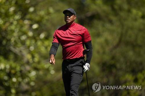 PGA챔피언십 개최 코스에서 연습 라운드하는 우즈. [AP=연합뉴스]