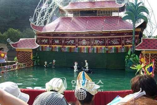 2000년 물위에서 펼쳐지는 춘천 인형극 [연합뉴스 자료사진]