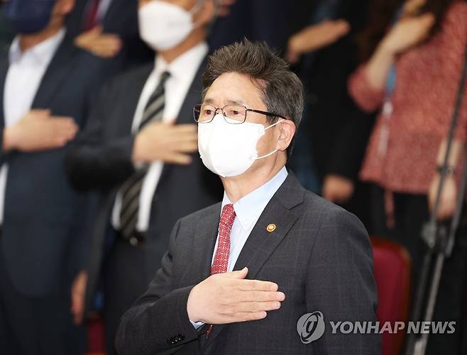 국기에 경례하는 박보균 신임 문체부 장관 (세종=연합뉴스) 김주형 기자 = 박보균 신임 문화체육관광부 장관이 16일 오후 세종시 정부세종청사에서 열린 취임식에서 국기에 경례하고 있다. 2022.5.16 kjhpress@yna.co.kr