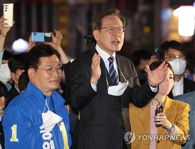 홍대앞 지지 호소하는 이재명 (서울=연합뉴스) 임헌정 기자 = 인천 계양을 국회의원 보궐선거에 출마한 이재명 더불어민주당 상임고문과 송영길 서울시장 후보가 16일 오후 서울 마포구 홍대 앞에서 시민들에게 지지를 호소하고 있다. 2022.5.16 kane@yna.co.kr