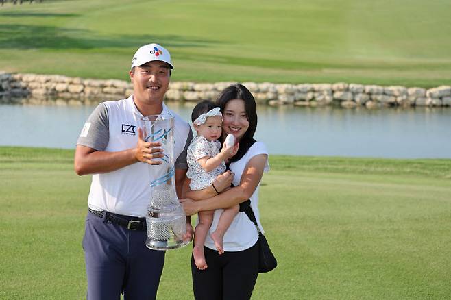 이경훈이 16일 PGA 투어 AT&T 바이런 넬슨 2연패에 성공한 뒤 아내 유주연 씨, 딸 윤아 양과 함께 기념 촬영을 하고 있다.(사진=AFPBBNews/Getty Images)