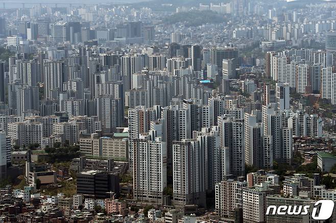 사진은 이날 서울 남산에서 바라본 아파트단지. 2022.5.16/뉴스1 © News1 박세연 기자