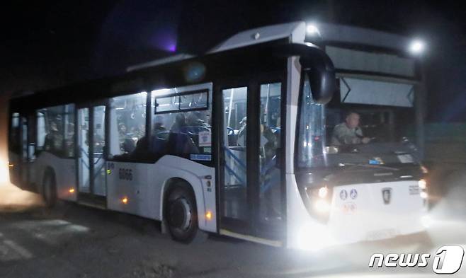 16일(현지시간) 우크라이나 마리우폴 아조우스탈 제철소에서 우크라이나 군인을 태운 버스가 이동하고 있다. 2022.05.16/뉴스1 © 로이터=뉴스1 © News1 김민수 기자