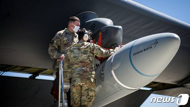 지난 2020년 8월6일(현지시간) 에드워드 미 공군 기지에서 미군 병사 2명이 B-52H 전략폭격기에 AGM-183A 극초음속 미사일을 탑재하고 있다. 2020.08.06/뉴스1 © 로이터=뉴스1 © News1 김민수 기자