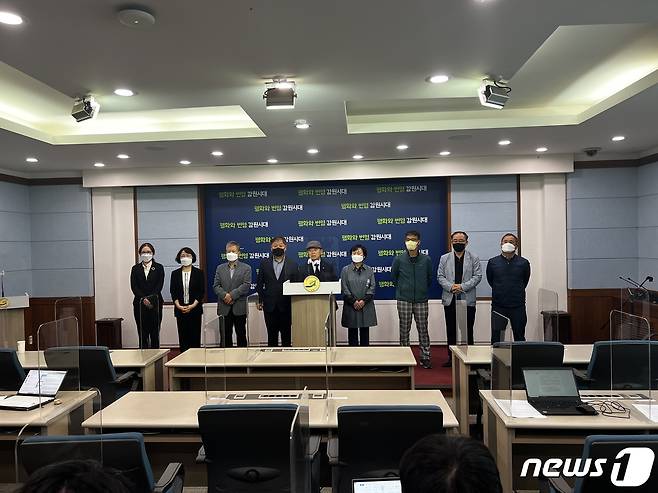 강원도 5·18민주화운동 유공자동지회와 강원민주재단은 17일 강원도청 브리핑룸에서 기자회견을 열고 국민의힘 김진태 강원도지사 후보의 5·18 폄훼 발언을 규탄했다. © 뉴스1 한귀섭 기자