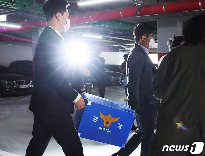 '성남FC 후원금 의혹' 사건을 재수사 중인 경찰이 두산건설과 시민프로축구단 성남FC 압수수색에 나선 17일 오후 경기 성남 분당구 성남FC클럽하우스에서 경찰이 압수품을 옮기고 있다. (공동취재) 2022.5.17/뉴스1 © News1 김영운 기자