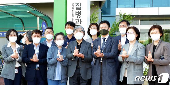 정은경 질병관리청 초대청장이 17일 오후 충북 청주 질병관리청에서 마지막 퇴근길에 직원들과 인사를 나누며 '덕분입니다' 포즈를 취하고 있다. (질병관리청 제공)2022.05.17/뉴스1 © News1 김기남 기자