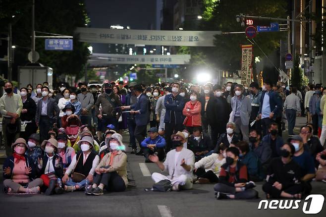 17일 오후 광주시 금남로에서 열린 ‘5·18 민중항쟁 기념행사 전야제’에서 광주시민들이 공연을 지켜보고 있다. 2022.5.17/뉴스1 © News1 황기선 기자