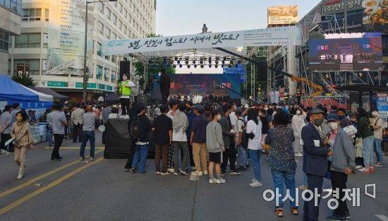 17일 오후, 시민들이 5·18전야제에 와서 공연을 보고 있다.