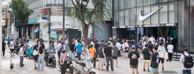 서울 중구 명동에 개점한 나이키 매장을 찾은 시민들이 줄 지어 입장을 기다리고 있다. 2021년 8월 12일 /김지호 기자