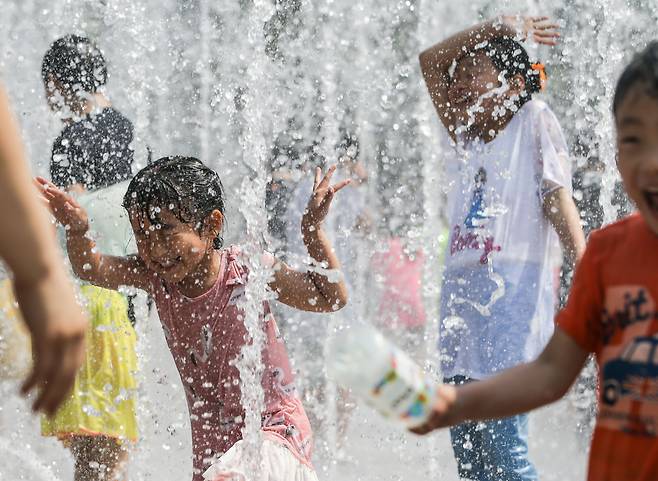 무더운 날씨를 기록한 28일 오후, 서울 성동구 서울숲 바닥분수를 찾은 어린이들이 시원한 물을 맞으며 더위를 날리고 있다.  2017.5.28. / 고운호 기자