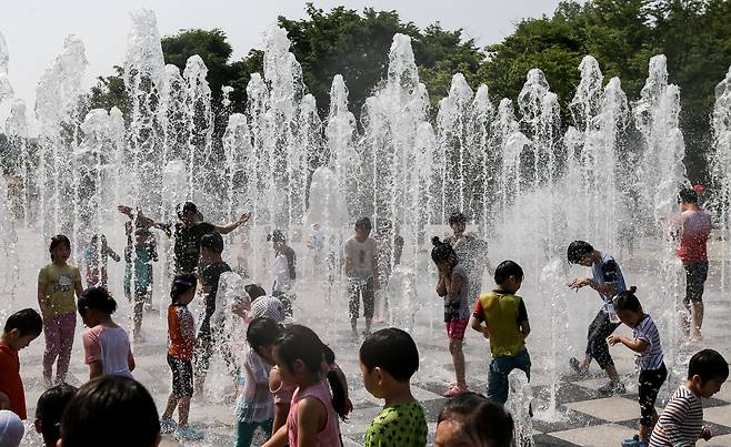 28일 오후, 서울숲 바닥분수를 찾은 사람들이 시원한 물을 맞으며 즐거운 시간을 보내고 있다. 2017.5.28. / 고운호 기자