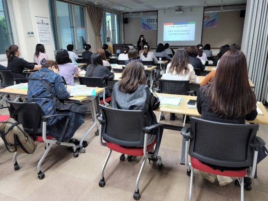 충남교육청(교육감 권한대행 부교육감 전진석)은 선문대학교와 함께 고등학교 3학년 자녀를 둔 학부모들을 대상으로 3주간 진로진학 공부방을 운영하고 있다. 사진=충남교육청 제공