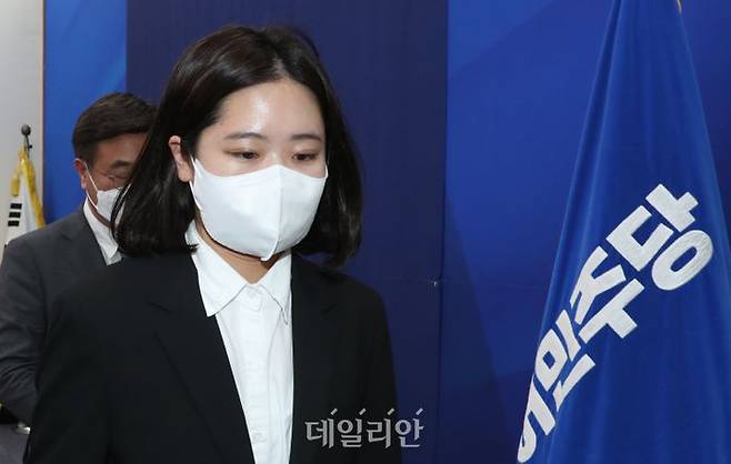 더불어민주당 박지현·윤호중 공동비상대책위원장이 지난 12일 오후 서울 여의도 국회에서 성비위 사건으로 제명된 박완주 의원과 관련해 민주당의 입장을 밝히고 공식 사과한 뒤 회견장을 나서고 있다. (공동취재사진) ⓒ데일리안 박항구 기자