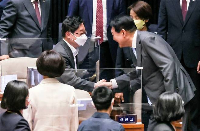 코로나19 손실보상을 위한 추가경정예산(추경)안에 대해 시정연설을 마친 윤석열 대통령이 16일 본회의장을 퇴장하며 박범계 전 법무부 장관과 인사하고 있다. (공동취재사진) ⓒ데일리안 홍금표 기자