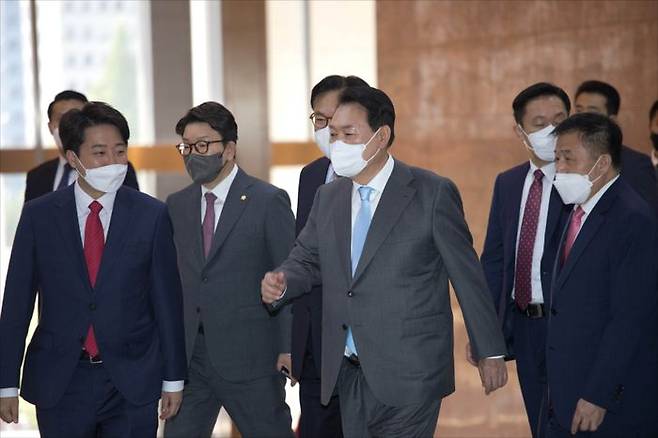 16일 오전 윤석열 대통령이 첫 국회 시정연설을 마치고 본회의장을 나서자 이준석 당대표와 권성동 원내대표가 함께 대통령을 맞아 배웅하고 있다. (공동취재사진) ⓒ데일리안 홍금표 기자