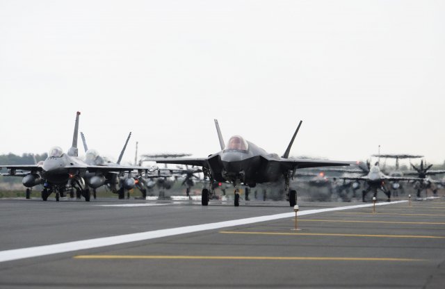일본 미사와 공군기지에서 지난 13일 미 공군의 F-16CM, 미 해군의 EA-18G, 일본 항공자위대 F-35A 라이트닝 II 가 참여한 ‘엘리펀트 워크’훈련이 실시됐다. 일본 항공자위대