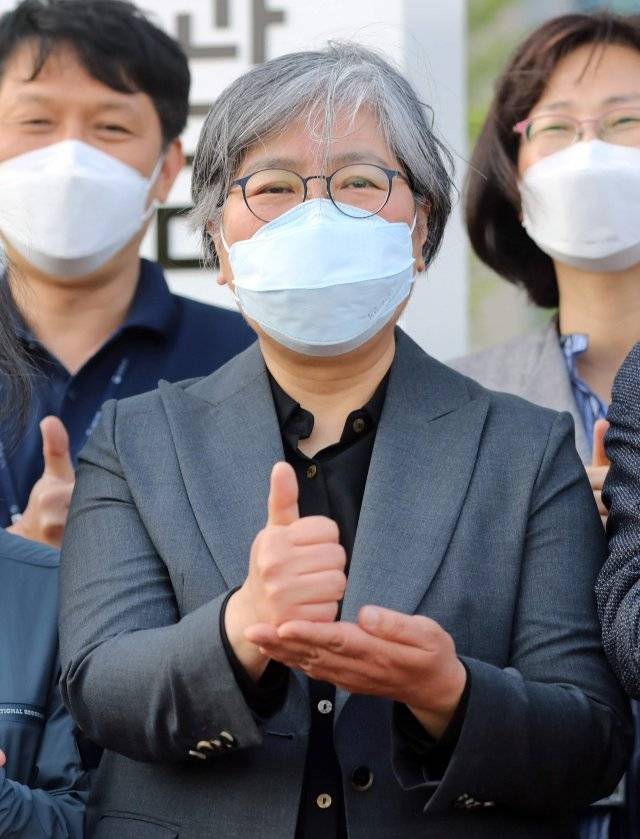 정은경 질병관리청 초대청장이 17일 오후 충북 청주 질병관리청에서 직원들과 마지막 인사를 나눈 뒤 ‘#덕분에’를 하고 있다. 2022.05.17. 뉴시스