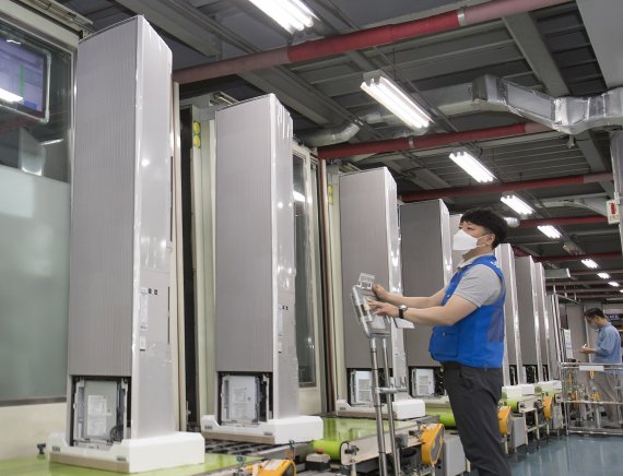 삼성전자 광주사업장에서 직원들이 '비스포크 무풍에어컨 갤러리'를 생산하고 있다. 삼성전자 제공