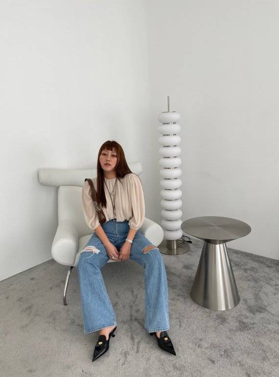 텐먼스의 소쟌 콜라보 셔링 블라우스