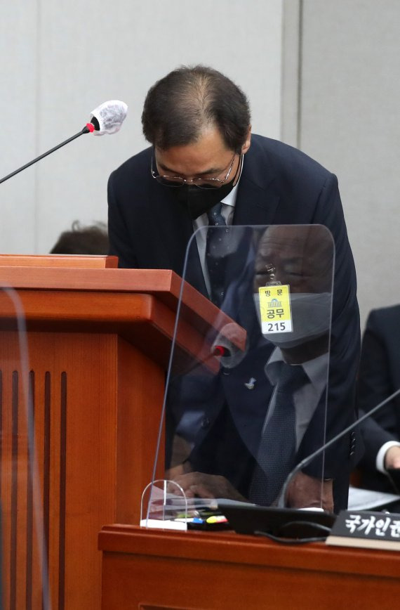 고개숙인 윤재순 총무비서관윤재순 대통령비서실 총무비서관이 17일 국회에서 열린 운영위원회 전체회의에 출석해 의원 질의에 답변하며 성비위 논란에 사과하고 있다. 뉴시스