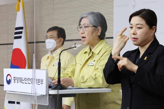 중앙방역대책본부장인 정은경(가운데) 질병관리청장이 지난달 15일 오전 세종시 정부세종청사에서 사적모임 인원과 식당·카페 등의 다중이용시설 영업시간 제한을 완전히 해제하는 사회적 거리두기 조정안과 포스트 오미크론 대응 세부 계획을 발표하고 있다. 연합뉴스
