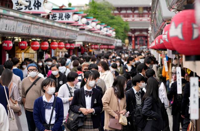 지난 2일 일본 도쿄의 대표적 관광지인 아사쿠사 주변 상가 일대가 황금 연휴를 맞은 인파로 가득하다. 도쿄=EPA 연합뉴스
