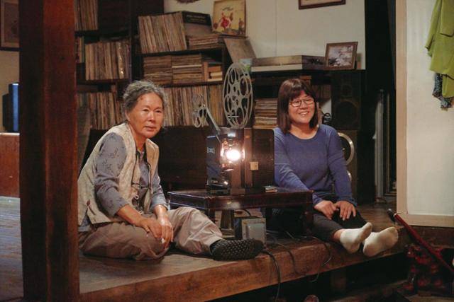 이정은은 '오마주'에서 여성 감독이 연출한 한국 고전영화 복원을 맡게 된 감독 지완을 연기했다. 준필름 제공